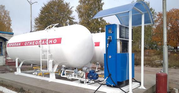 Сжиженный газ в газгольдере на АГЗС с уровнемером