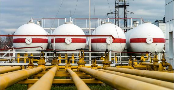 Сжиженный газ в газгольдерах с уровнемерами и другим оборудованием на нефтебазе